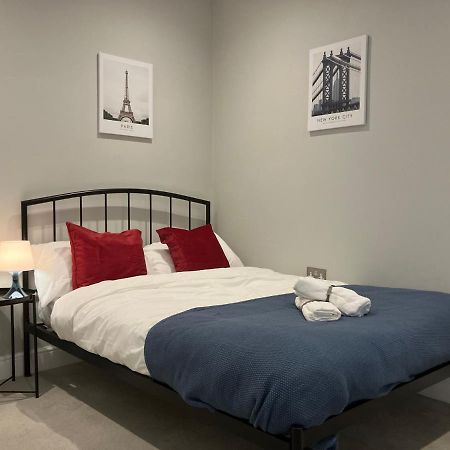 Spectacular 2 Bed Apartment With Lovely Terrace - 1 The Southwell 런던 외부 사진
