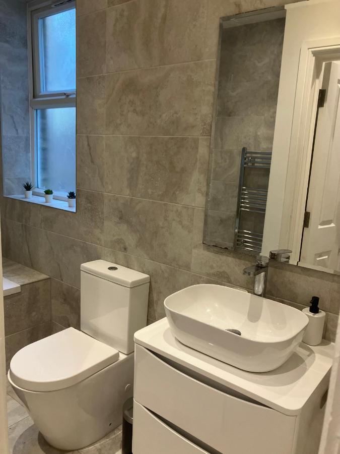 Spectacular 2 Bed Apartment With Lovely Terrace - 1 The Southwell 런던 외부 사진