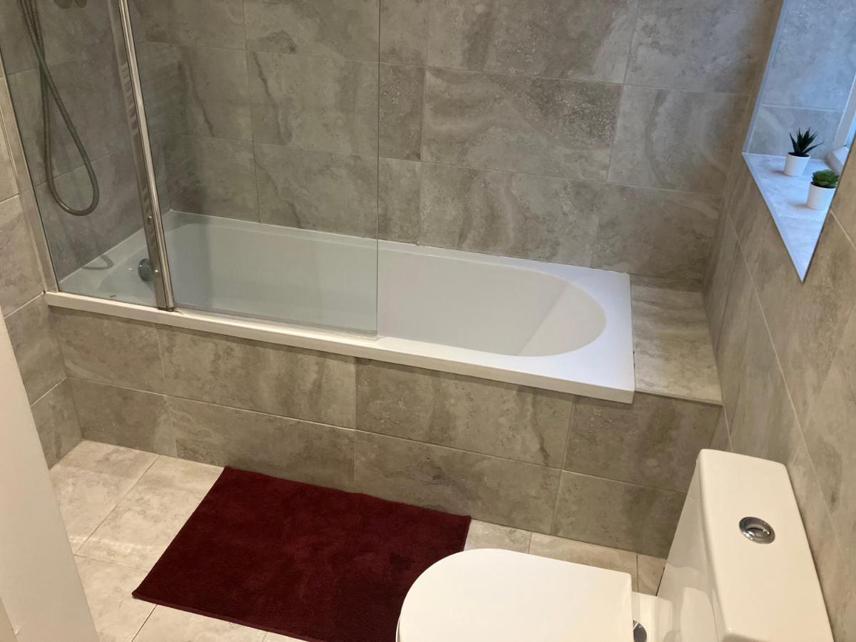 Spectacular 2 Bed Apartment With Lovely Terrace - 1 The Southwell 런던 외부 사진